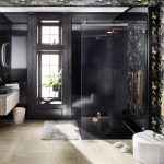 Edler Badtraum in Schwarz und Kupfer