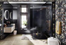 Edler Badtraum in Schwarz und Kupfer