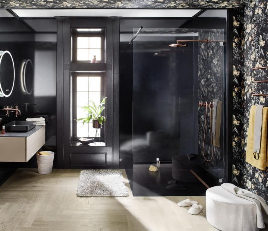 Edler Badtraum in Schwarz und Kupfer