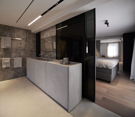 Exklusiv und luxuriös – Traum aus Edelstahl, Holz und Marmor