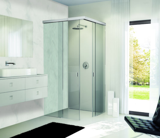 Glasschiebetür mit minimalistischen Design und ausgeklügelter Funktionalität