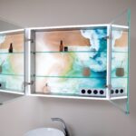 Beleuchtete Motivrückwände verzaubern Spiegelschränke