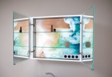 Beleuchtete Motivrückwände verzaubern Spiegelschränke