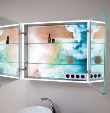 Beleuchtete Motivrückwände verzaubern Spiegelschränke